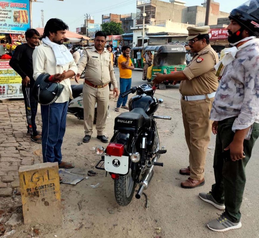 Hapur ट्रैफिक पुलिस इंचार्ज TSI कामेश सिंह ने पटाखा बुलेट बाइकों को किया सीज