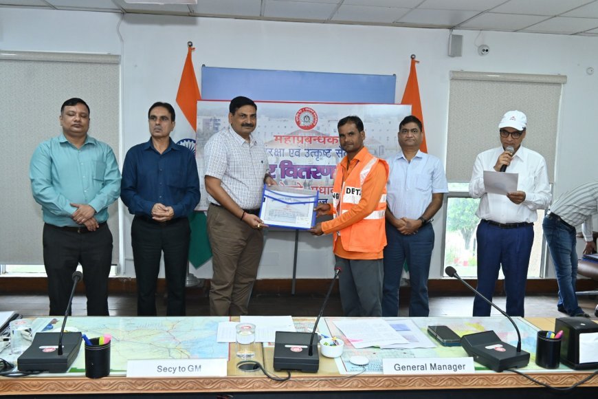 महाप्रबन्धक ने 11 रेल कर्मचारियों को किया पुरस्कृत , अमर सिंह एवं रजनी कान्त बने माह अगस्त 2025 के सर्वश्रेष्ठ रेलकर्मी
