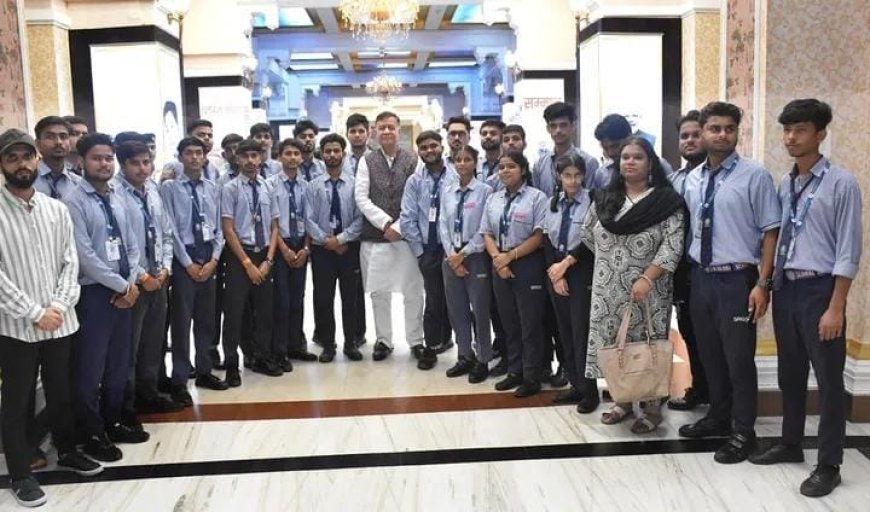 एस आर ग्लोबल के बच्चों ने विधान भवन में मनाया प्रधानमंत्री नरेंद्र मोदी का जन्म दिवस