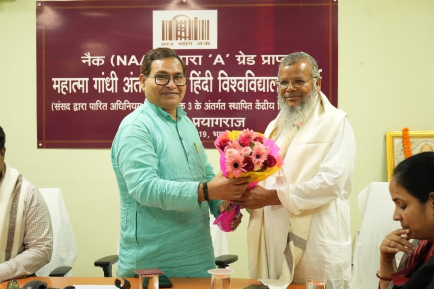 Hindi विश्‍वविद्यालय के कुलसचिव एवं वित्ताधिकारी ने विद्यार्थियों को दिया खेल का पुरस्कार 