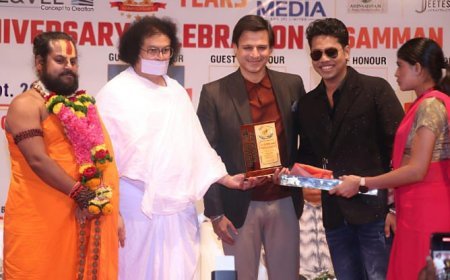 विवेक ओबेरॉय ने संगीत मासूम को अवार्ड देकर किया सम्मानित
