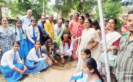 संयुक्त उद्योग व्यापार मंडल की ओर से पौधारोपण एवं स्टेशनरी सामग्री वितरण