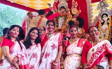 मां दुर्गा को दी भावभीनी विदाई : महिलाओं ने सिंदूर खेला की परंपरा निभाई