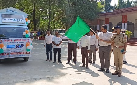 जिलाधिकारी व पुलिस अधीक्षक ने प्रधानमंत्री सूर्यघर मुफ्त बिजली योजना के प्रचार वाहनों को हरी झंडी दिखाकर किया रवाना