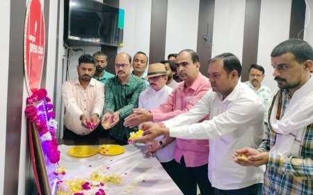 गणेश शंकर विद्यार्थी की 135 वीं जयंती पर पत्रकारों ने पुष्प अर्पित किए