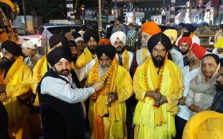 कानपुर मे चरण सुहावे गुरुचरण यात्रा का सिख समाज ने  पुष्प वर्षा कर किया जोरदार स्वागत