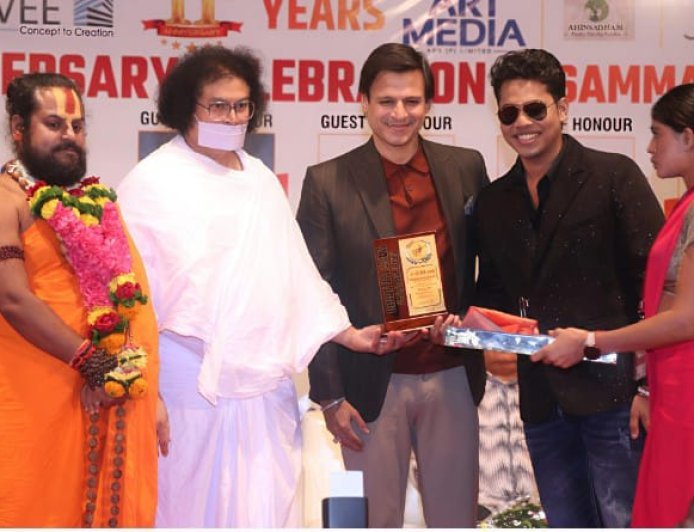 विवेक ओबेरॉय ने संगीत मासूम को अवार्ड देकर किया सम्मानित 