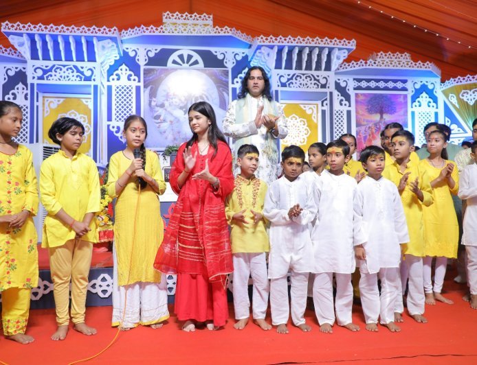 आज के समय में लोग भक्ति को भी “ट्रेंडिग” का हिस्सा बना बैठे  : देवकीनंदन