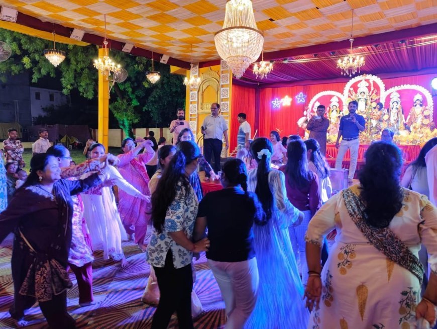 दुर्गा पूजा उत्सव में धुनुची नृत्य रॉकबैंड डांडिया की मची धूम