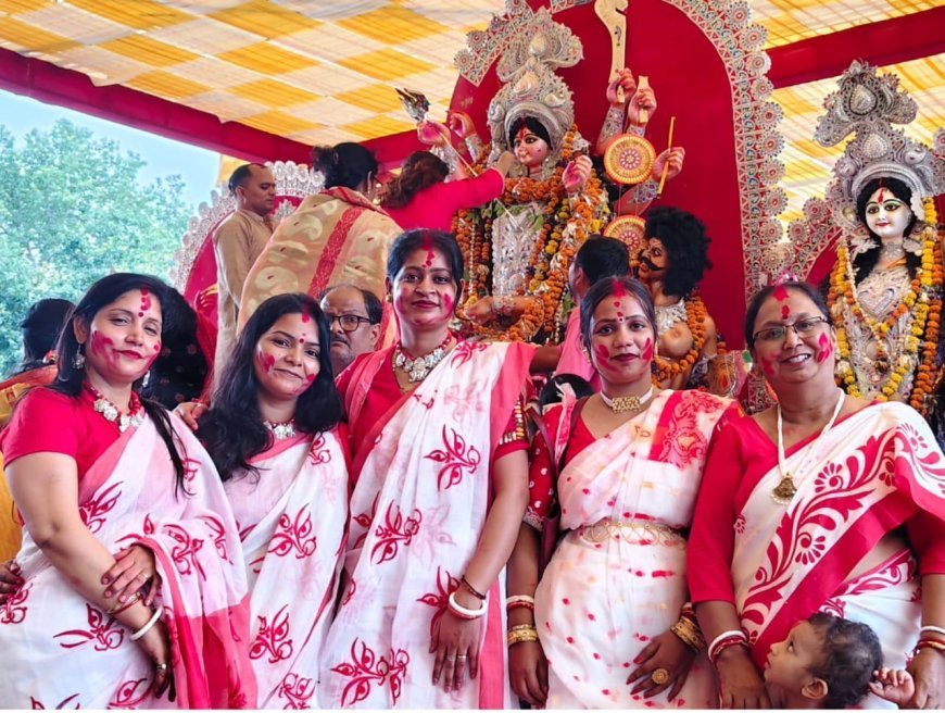 मां दुर्गा को दी भावभीनी विदाई : महिलाओं ने सिंदूर खेला की परंपरा निभाई