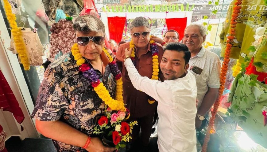 पीएम कलेक्शन सेंटर मे रेडीमेड कपड़ों की विशाल श्रृंखला उपलब्ध