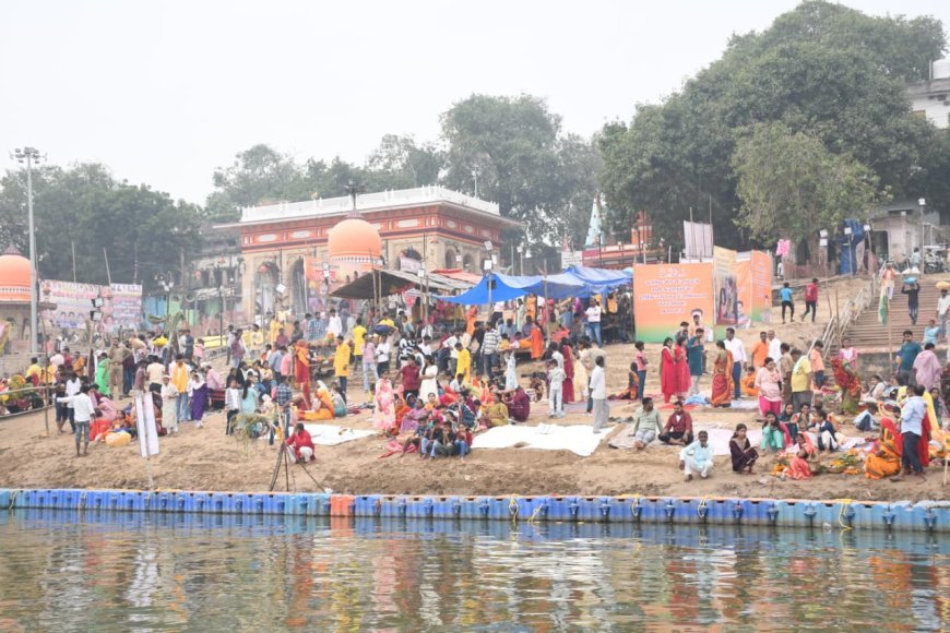 घाटों पर सभी आवश्यक व्यवस्थायें बनाये रखने का डीएम ने दिए निर्देश