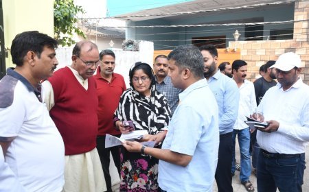 जिलाधिकारी ने कॉलोनी के लोगो से मिलकर उन्हें एसआईआर प्रक्रिया के बारे में दी जानकारी