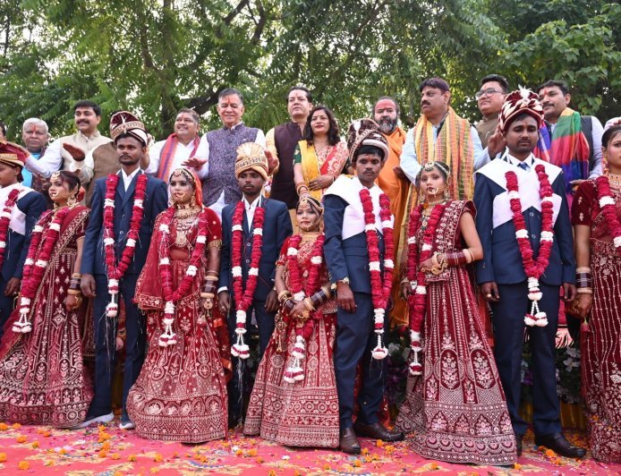 सामूहिक विवाह समारोह मे 11 जोड़ो ने थामा एक दूसरे का हाथ 