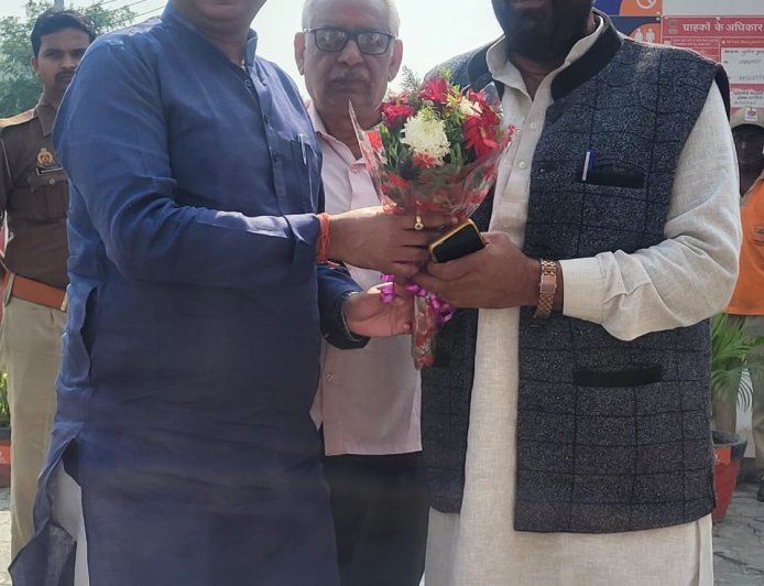 फूलपुर विधायक ने पूर्व जिलाध्यक्ष को जन्म दिन की बधाई दी 