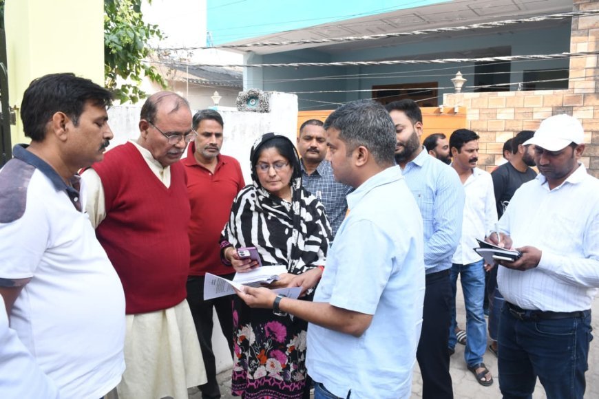 जिलाधिकारी ने कॉलोनी के लोगो से मिलकर उन्हें एसआईआर प्रक्रिया के बारे में दी जानकारी