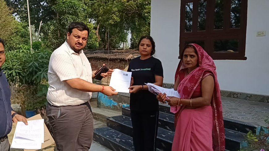 जिलाधिकारी अंबेडकरनगर ने गणना प्रपत्र के घर-घर वितरण के स्थिति की जानकारी