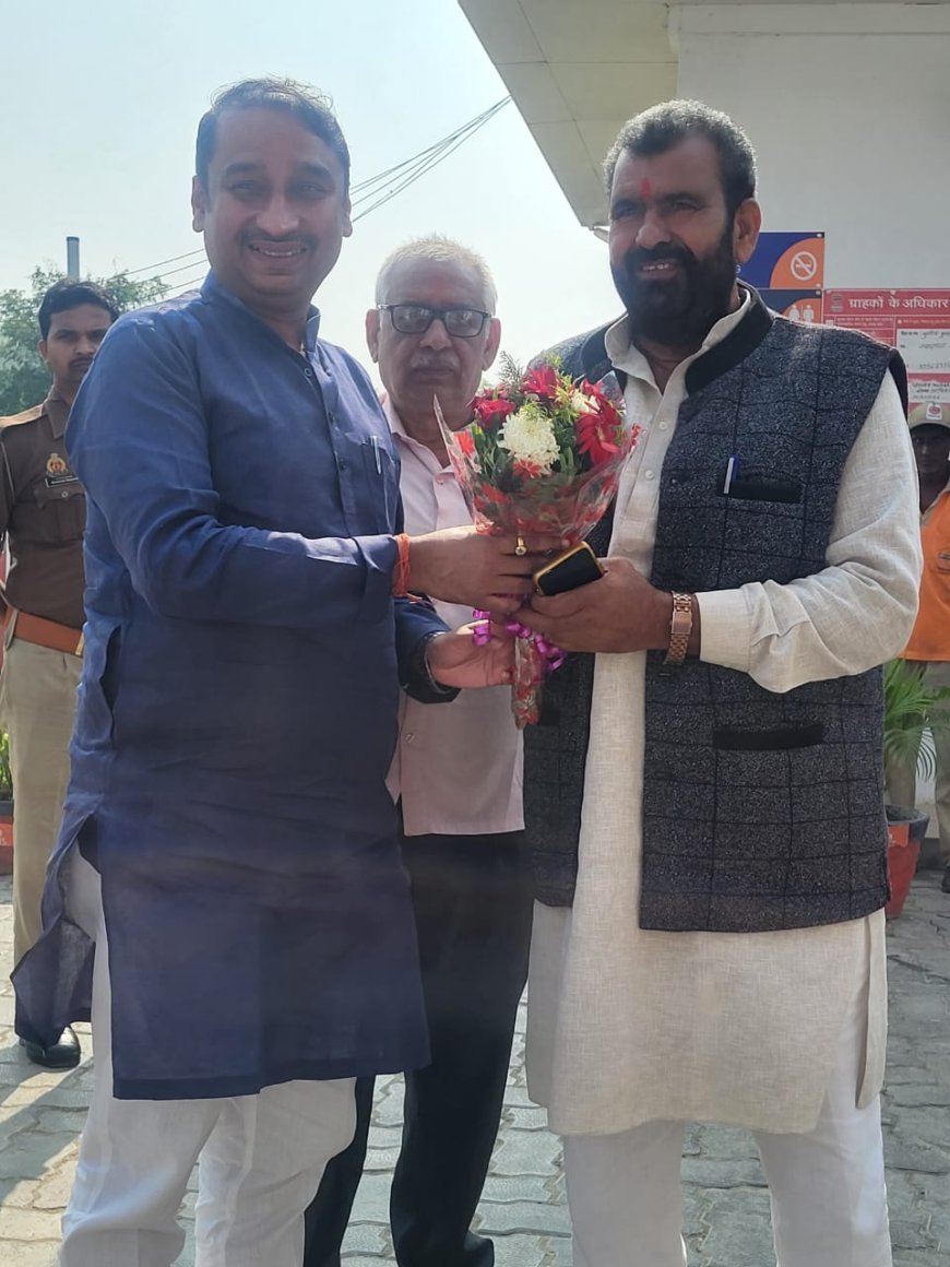 फूलपुर विधायक ने पूर्व जिलाध्यक्ष को जन्म दिन की बधाई दी 