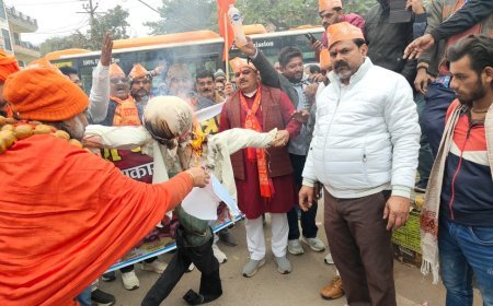 अत्याचार के खिलाफ हुंकार: प्रयागराज में विश्व रक्षा परिषद ने फूंका बांग्लादेशी सत्ता का पुतला