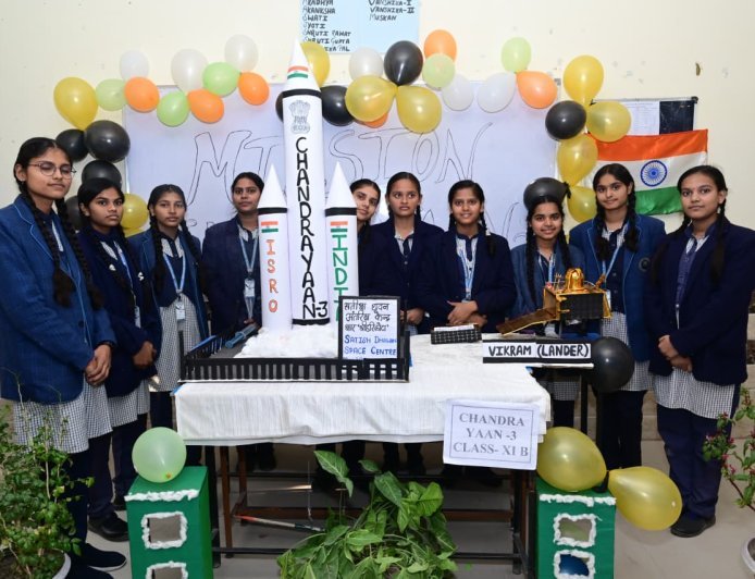 विज्ञान और नवाचार का प्रदर्शन: हीरालाल यादव गर्ल्स इंटर कॉलेज में प्रदर्शनी