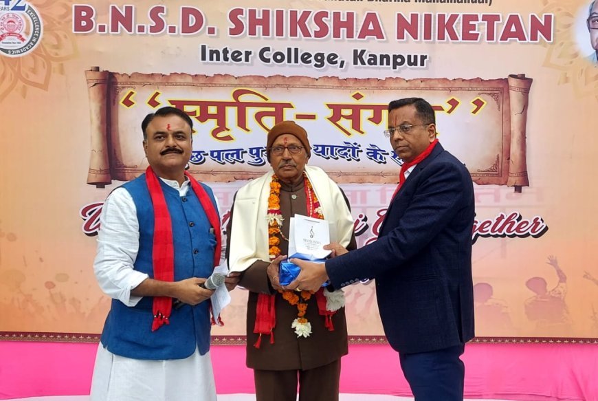 1992 बैच के छात्रों ने गुरुओं के चरण पखार कर लिया आशीर्वाद