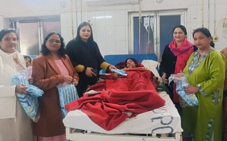 कानपुर: महिला स्वास्थ्य के लिए आगे आया 'रिद्धि सिद्धि विश्वास क्लब', अस्पताल में बांटे सेनेटरी पैड