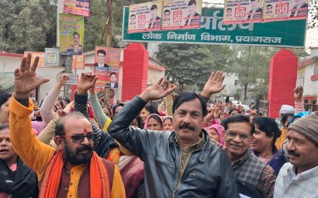 प्रयागराज में 'शक्ति प्रदर्शन': हजारों आंगनवाड़ी कार्यकत्रियों ने घेरा डीएम कार्यालय, 'आर-पार' की लड़ाई का ऐलान