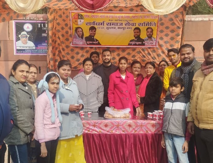 बाबा आनंदेश्वर धाम के द्वार पर उमड़ा सेवा भाव, राहगीरों को वितरित की चाय-खिचड़ी