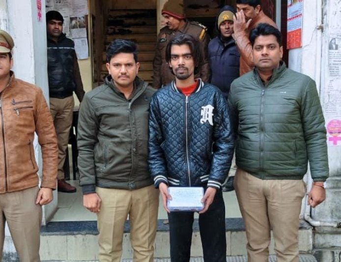 महिला सिपाही का पर्स लूटने वाले बदमाश ने कान पकड़कर मांगी माफी, पुलिस ने निकाला जुलूस
