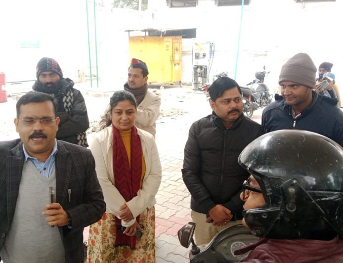 कानपुर:  बिना हेलमेट पेट्रोल पर रोक और नियमों का उल्लंघन करने वालों पर चला चाबुक