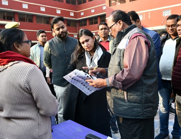 मण्डलायुक्त सौम्या अग्रवाल का कड़ा रुख: मतदाता सूची में फोटो साफ नहीं तो तुरंत बदलें