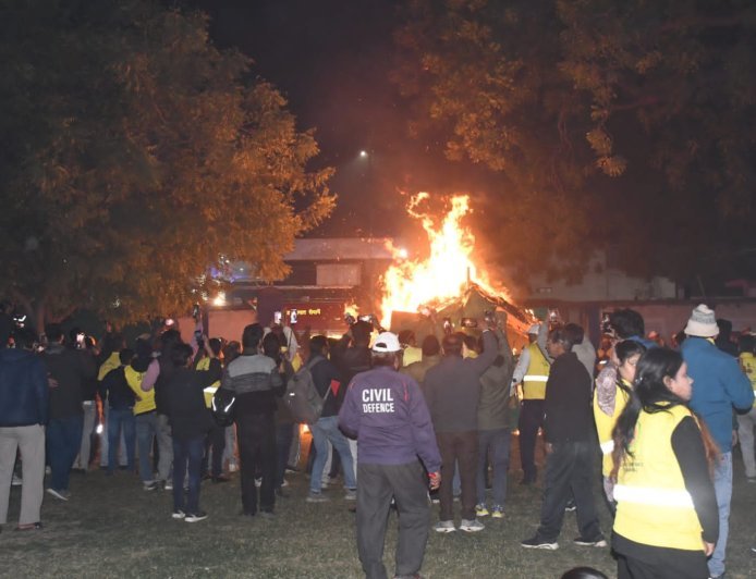 BREAKING: प्रयागराज में दुश्मन का हवाई हमला! सायरन बजते ही शहर में हुआ 'ब्लैकआउट'