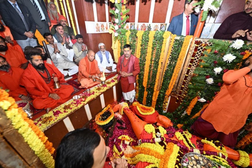 त्रिवेणी तट पर सीएम योगी की आस्था की डुबकी: 'मेला सेवा' ऐप का विमोचन और वीआईपी ट्रैफिक प्रबंधन पर खास रणनीति