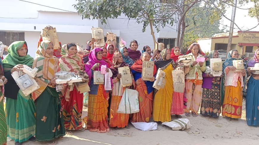 रसड़ा में आक्रोशित महिलाओं ने मीटर लेकर घेरा बिजली दफ्तर