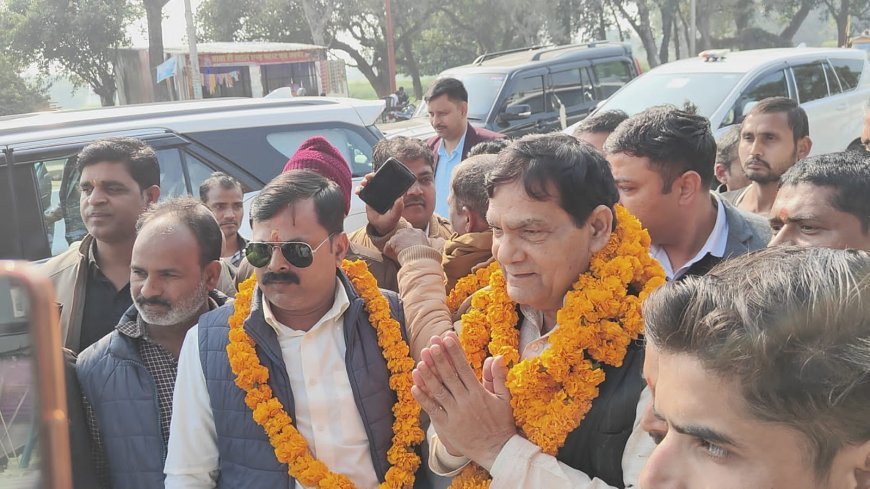 प्रयागराज पहुंचे ऊर्जा मंत्री, भाजपा कार्यकर्ताओं ने फूल-मालाओं के साथ किया जोरदार स्वागत।