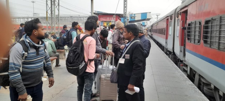 छिवकी एवं प्रयागराज जंक्शन पर चलाया गया टिकट चेकिंग अभियान ,  588 यात्रियों से वसूला गया 3,56,250/- रुपये जुर्माना