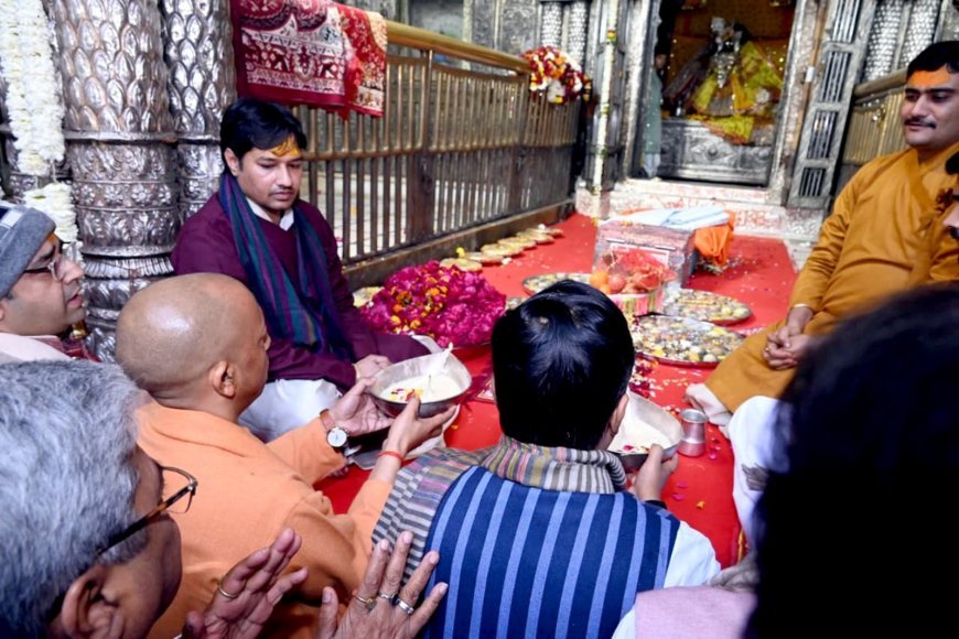 ब्रज में योगी! बांके बिहारी की शरण में मुख्यमंत्री, दर्शन के बाद प्रदेश के लिए मांगा सुख-समृद्धि का आशीर्वाद!