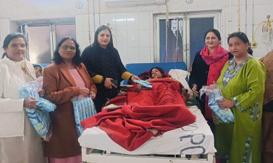 कानपुर: महिला स्वास्थ्य के लिए आगे आया 'रिद्धि सिद्धि विश्वास क्लब', अस्पताल में बांटे सेनेटरी पैड