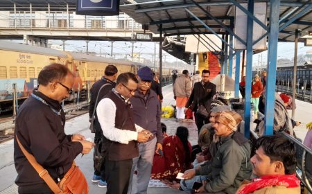 प्रयागराज जंक्शन पर रेलवे की 'किलेबंदी': बिना टिकट यात्रियों में खलबली, वसूला ₹1.98 लाख का जुर्माना