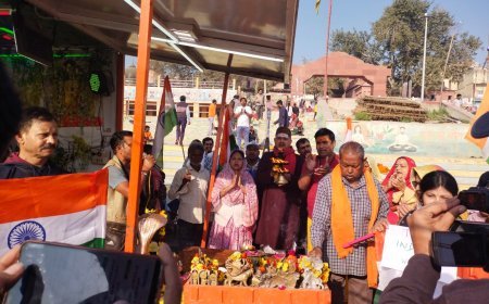 प्रयागराज: माघ मेला के सफल समापन पर दशाश्वमेध घाट पर गूँजा 'हर-हर महादेव', अनामिका चौधरी ने किया महारुद्राभिषेक