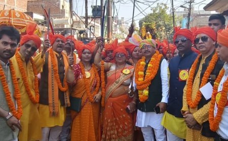 प्रयागराज में 'त्रिशूल भगवान' की भव्य शोभायात्रा: शिव बारात और नारी शक्ति की झांकियों ने मोहा मन