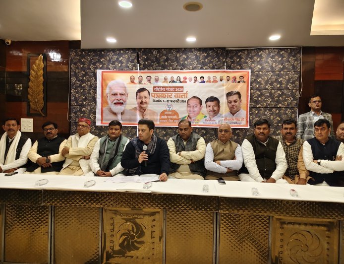 मथुरा बीएसए की कार्यप्रणाली पर गहराया विवाद: बिना जांच निलंबन और बहाली के खेल पर बिफरीं मंत्री संदीप सिंह