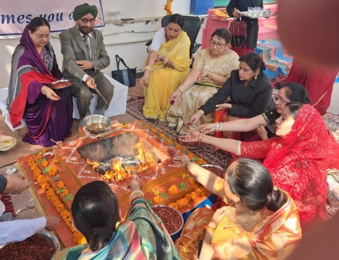 अवध कॉलेजिएट में विदाई की भावनात्मक बेला; हवन-पूजन और सम्मान के साथ कक्षा 12 के छात्रों को दी गई विदाई