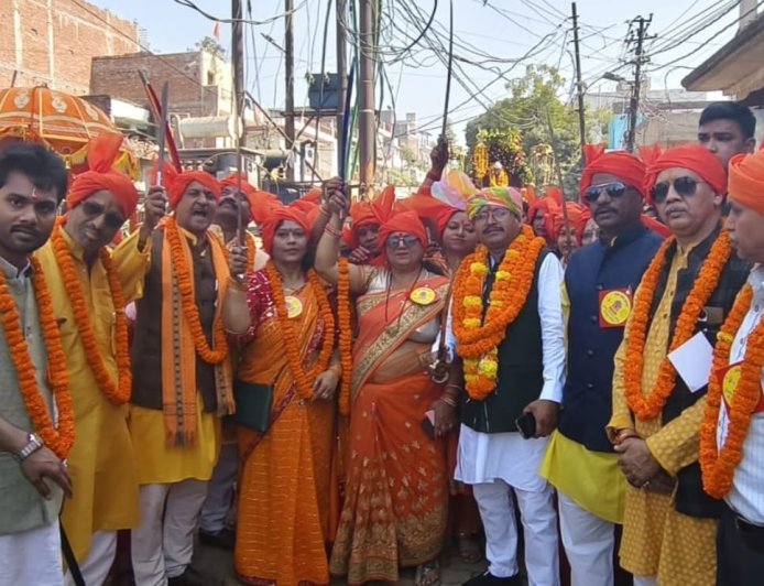 प्रयागराज में 'त्रिशूल भगवान' की भव्य शोभायात्रा: शिव बारात और नारी शक्ति की झांकियों ने मोहा मन