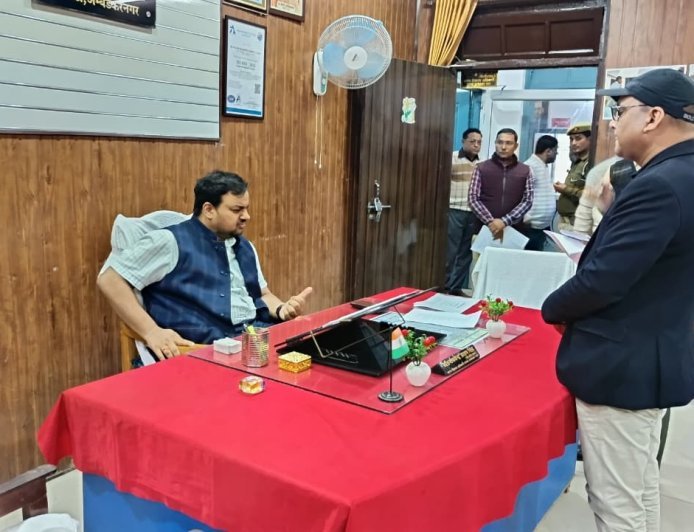 अम्बेडकरनगर: 'ड्रोन दीदी' और 'लखपति दीदी' से बदलेगी गाँवों की तस्वीर, डीएम ने टांडा ब्लॉक में दिए विशेष निर्देश