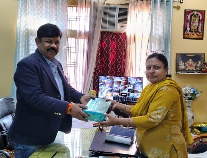 आपदा से निपटने का ज्ञान ही सबसे बड़ा सुरक्षा कवच, छात्राओं ने सीखा बनावटी स्ट्रेचर बनाना