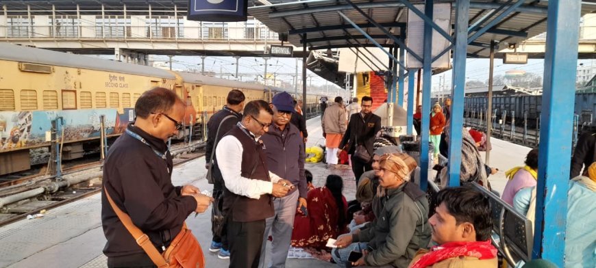 प्रयागराज जंक्शन पर रेलवे की 'किलेबंदी': बिना टिकट यात्रियों में खलबली, वसूला ₹1.98 लाख का जुर्माना