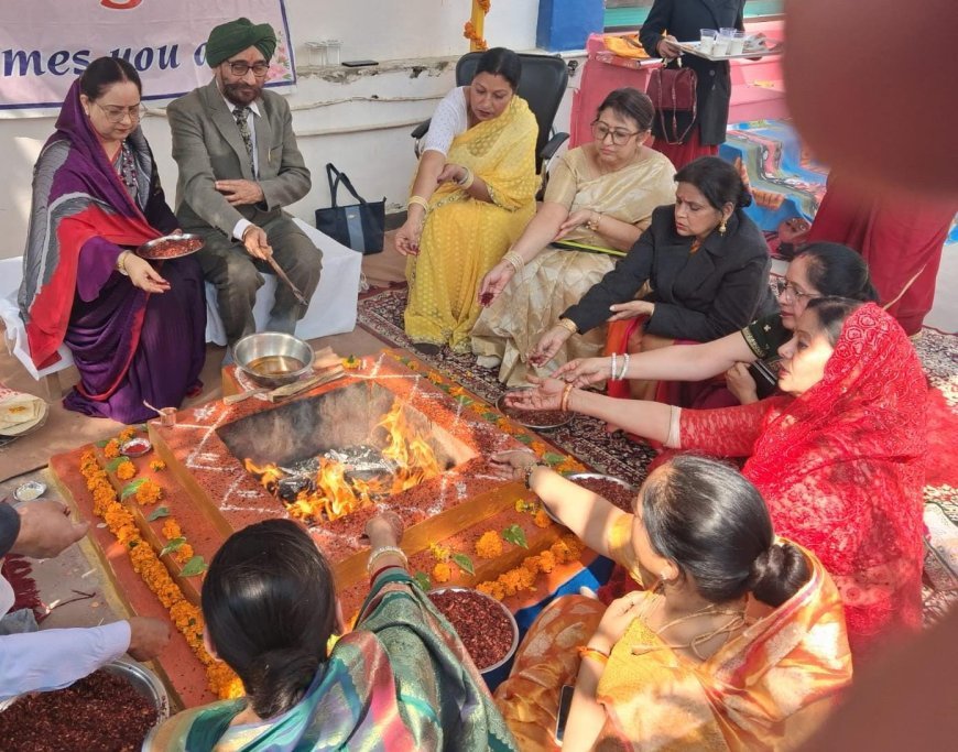 अवध कॉलेजिएट में विदाई की भावनात्मक बेला; हवन-पूजन और सम्मान के साथ कक्षा 12 के छात्रों को दी गई विदाई