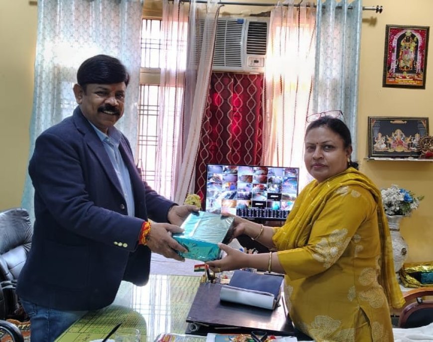 आपदा से निपटने का ज्ञान ही सबसे बड़ा सुरक्षा कवच, छात्राओं ने सीखा बनावटी स्ट्रेचर बनाना