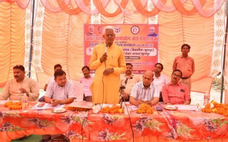 प्रयागराज: फूलपुर में गूँजी 'आत्मनिर्भर भारत' की गूँज, खादी ग्रामोद्योग बोर्ड ने ग्रामीणों को सिखाए स्वरोजगार के गुर